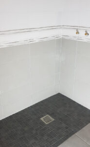 Réfection complète de salle de bain avec pose de carrelage mural et douche italienne