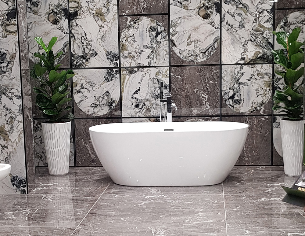 Personnalisation de carrelage immitation marbre sol et murs dans une salle de bain vue de face