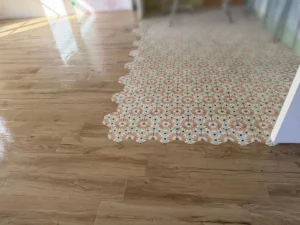 Chantier de rénovations avec pose de carrelage et découpe sur place