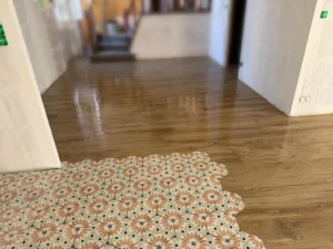 Chantier de rénovations avec pose de carrelage et découpe sur place