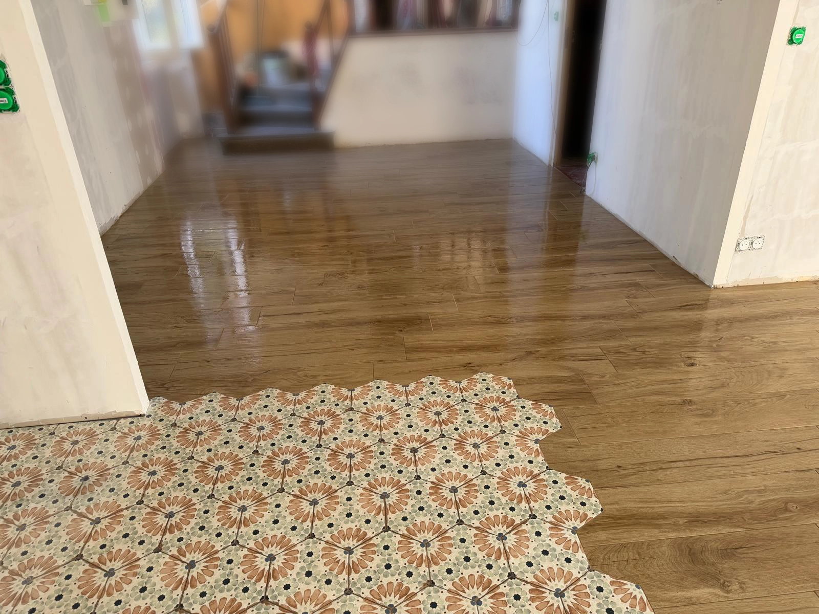 Chantier de rénovations avec pose de carrelage et découpe sur place